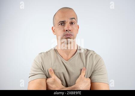 Caucasien, brésilien, 48 ans, dans le studio montrant émotions déception 12. Banque D'Images