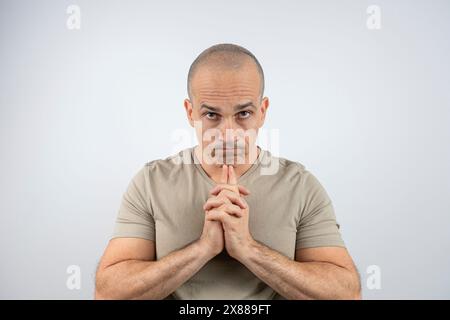 Caucasien, brésilien, 48 ans, dans le studio montrant émotions déception 14. Banque D'Images