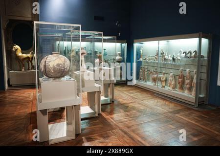 Turin, Italie. 23 mai 2024. La photo prise le 11 mars 2024 montre des expositions dans la section chinoise du Musée d'art asiatique de Turin, en Italie. Au cœur de Turin, en Italie, se dresse un musée d'art oriental, qui sert de pont unique entre le pays du sud de l'Europe et la Chine. À la tête du musée se trouve Davide Quadrio, un conservateur italien dont le travail de vie a favorisé les échanges culturels entre ces deux civilisations anciennes. Crédit : Li Jing/Xinhua/Alamy Live News Banque D'Images