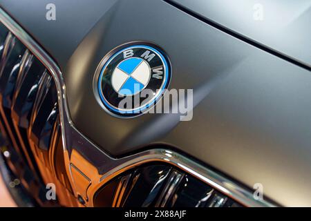 Munich, Allemagne - 15 mai 2024 : voiture de luxe BMW sur voiture BMW shop . Photo de haute qualité Banque D'Images