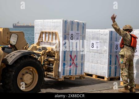 Mer Méditerranée, Israël. 20 mai 2024. Les soldats de l'armée américaine affectés à la 7e brigade expéditionnaire de transport utilisent des chariots élévateurs pour décharger l'équipement du navire de l'armée américaine LSV-5 vers l'installation de distribution Roll-on Roll-off de la jetée flottante Trident, le 20 mai 2024, à Gaza, territoire palestinien. Le quai flottant sera utilisé pour acheminer l'aide humanitaire directement des navires vers la terre pour le peuple palestinien à Gaza. Crédit : SPC. Riley Anfinson/US Army photo/Alamy Live News Banque D'Images