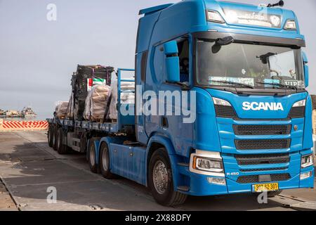 Mer Méditerranée, Israël. 19 mai 2024. Camions chargés d’aide humanitaire à travers la jetée flottante Trident sur la mer Méditerranée, 19 mai 2024, à Gaza, territoire palestinien. Le quai flottant sera utilisé pour acheminer l'aide humanitaire directement des navires vers la terre pour le peuple palestinien à Gaza. Crédit : SSGT. Mikayla Fritz/US Army photo/Alamy Live News Banque D'Images