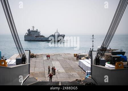 Mer Méditerranée, Israël. 20 mai 2024. Un navire de l’armée américaine LSV-5 part avec l’aide humanitaire du Programme alimentaire mondial de l’embarcadère temporaire de l’installation de distribution Roll-on Roll-off vers la jetée flottante Trident, le 20 mai 2024, à Gaza, territoire palestinien. Le quai flottant sera utilisé pour acheminer l'aide humanitaire directement des navires vers la terre pour le peuple palestinien à Gaza. Crédit : MC1 Jordan KirkJohnson/US Navy photo/Alamy Live News Banque D'Images