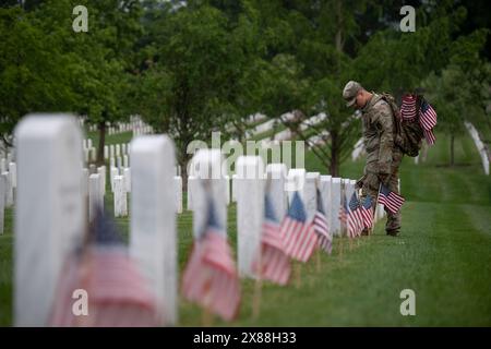 Arlington (États-Unis d'Amérique). 23 mai 2024. Arlington (États-Unis d'Amérique). 23 mai 2024. UN U. Soldat de l'armée de S du 3e régiment d'infanterie des États-Unis place des drapeaux américains sur les tombes des soldats tombés en l'honneur du Memorial Day au cimetière national d'Arlington, le 23 mai 2024. Plus de 1 500 militaires ont placé environ 260 000 drapeaux à chaque tombe et colonne de niche du cimetière national d'Arlington lors de la 76e édition annuelle de Flags in Event. Crédit : Elizabeth Fraser/U.S. Armée/Alamy Live News Banque D'Images