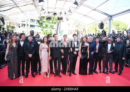 Cannes, France. 23 mai 2024. Ahmed Hamidi, Alain Chabat, Anthony Bajon, Karim Laklou, François civil, Adele Exarchopoulos, Alain Attal, Gilles Lellouche, Elodie Bouchez, Mallory Wanecque, Malik Frikah, le producteur Hugo Selignac et Jean-Pascal Zadi présents à la première de L'amour Ouf dans le cadre du 77e Festival International du film de Cannes, le 23 mai 2024. Photo Aurore MARECHAL/ABACAPRESS. COM Credit : Abaca Press/Alamy Live News Banque D'Images