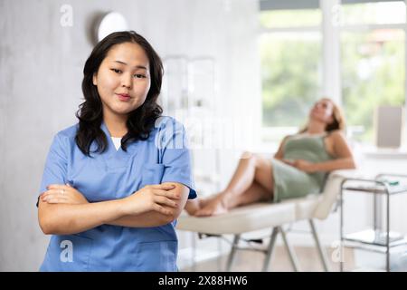 Portrait de femme cosmétologue debout en clinique de cosmétologie Banque D'Images
