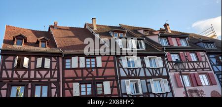 Maison à colombages à Colmar, Alsace, France. Belle façade de maison typique dans la ville française. Vue de face d'un petit immeuble résidentiel, tradi Banque D'Images