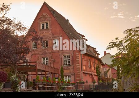 Maison à colombages à Colmar, Alsace, France. Belle façade de maison typique dans la ville française. Vue de face d'un petit immeuble résidentiel, tradi Banque D'Images