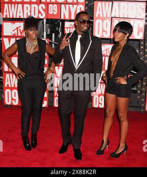 Sean 'P. Diddy' Combs avec Kalenna Harper et Dawn Richard de Dirty Money arrivant aux MTV Video Music Awards 2009 au Radio City Music Hall de New York le 13 septembre 2009. Crédit photo : Henry McGee/MediaPunch Banque D'Images