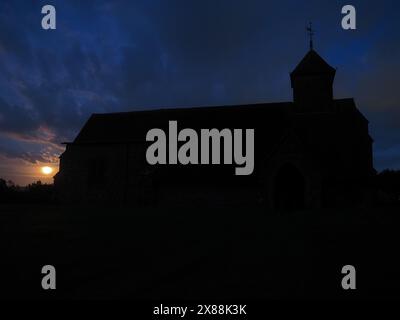 Harty, Kent, Royaume-Uni. 23 mai 2024. Météo britannique : la pleine lune de fleurs vue se lever à côté de l'église Harty sur l'île de Sheppey dans le Kent. Crédit : James Bell/Alamy Live News Banque D'Images