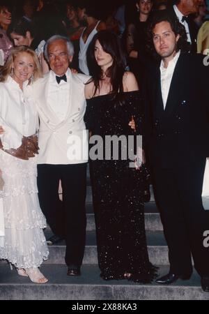 Ricky Anne Loew-Beer, Ralph Lauren, Penelope Cruz et David Lauren assistent aux CFDA Fashion Awards 2002 à la New York public Library à New York le 3 juin 2002. Crédit photo : Henry McGee/MediaPunch Banque D'Images