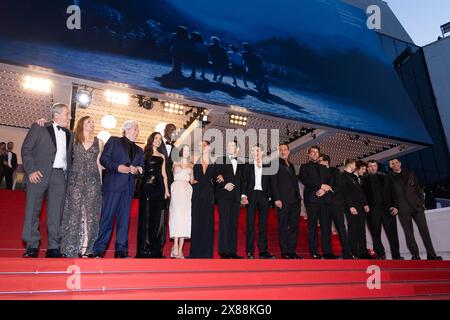 Cannes, France. 23 mai 2024. Ahmed Hamidi, Audrey Diwan, Alain Chabat, Élodie Bouchez, Jean-Pascal Zadi, Mallory Wanecque, Adèle Exarchopoulos, François civil, Malik Frikah, Gilles Lellouche, le producteur Hugo Selignac, Anthony Bajon, Vincent Lacoste, Karim Laklou et Raphaël Quenard quittent le tapis rouge de L'amour Ouf lors de la 77e édition du Festival de Cannes au Palais des Festivals le 23 mai 2024 à Cannes. Photo de David Boyer/ABACAPRESS. COM Credit : Abaca Press/Alamy Live News Banque D'Images