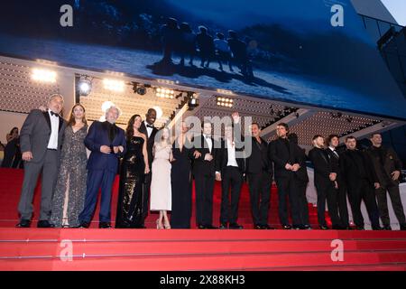 Cannes, France. 23 mai 2024. Ahmed Hamidi, Audrey Diwan, Alain Chabat, Élodie Bouchez, Jean-Pascal Zadi, Mallory Wanecque, Adèle Exarchopoulos, François civil, Malik Frikah, Gilles Lellouche, le producteur Hugo Selignac, Anthony Bajon, Vincent Lacoste, Karim Laklou et Raphaël Quenard quittent le tapis rouge de L'amour Ouf lors de la 77e édition du Festival de Cannes au Palais des Festivals le 23 mai 2024 à Cannes. Photo de David Boyer/ABACAPRESS. COM Credit : Abaca Press/Alamy Live News Banque D'Images