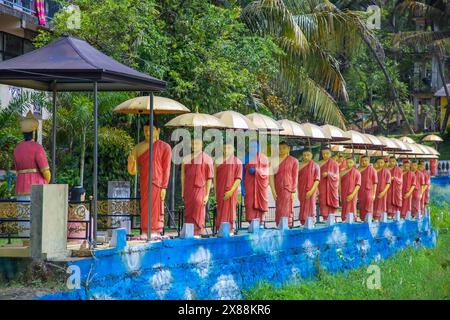 Dambulla, Sri Lanka 10 février 2023. Rangée de statues de moines bouddhistes adjacentes au Temple d'Or à Dambulla, au centre du Sri Lanka. Banque D'Images