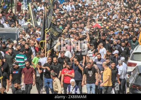 Jénine, Palestine. 23 mai 2024. (NOTE DE LA RÉDACTION : L'image représente la mort) les personnes en deuil portent les corps de Palestiniens, certains sont drapés dans les drapeaux du groupe militant du Jihad islamique lors de leurs funérailles dans la ville de Djénine en Cisjordanie. L’armée israélienne a déclaré avoir achevé une opération de deux jours en Cisjordanie occupée qui a tué et blessé plusieurs Palestiniens, selon le ministère palestinien de la santé. Le groupe militant palestinien Jihad islamique a déclaré que ses combattants ont combattu les forces israéliennes. (Photo de Nasser Ishtayeh/SOPA images/Sipa USA) crédit : Sipa USA/Alamy Live News Banque D'Images