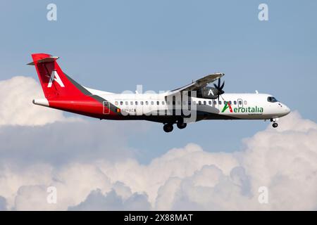 Rome, Italie. 26 avril 2024. Un Aeroitalia Regional (AirConnect) ATR 72-600 atterrissant à l'aéroport de Rome Fiumicino. Le 6 novembre 2023, Aeroitalia a acquis une participation de 93,86% dans la compagnie aérienne régionale roumaine AirConnect Credit : SOPA images Limited/Alamy Live News Banque D'Images