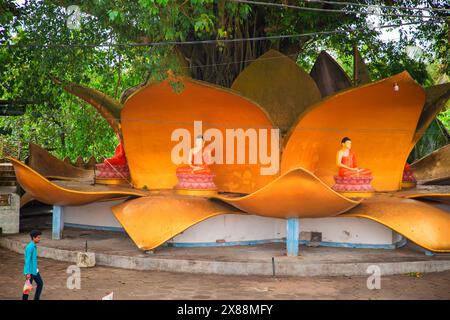 Aluthgama, Sri Lanka 07. 02. 2023 Statue dans le temple Kande Viharaya à Aluthgama près du populaire centre touristique Bentota et Beruwala. Statue Bouddha en lotu Banque D'Images