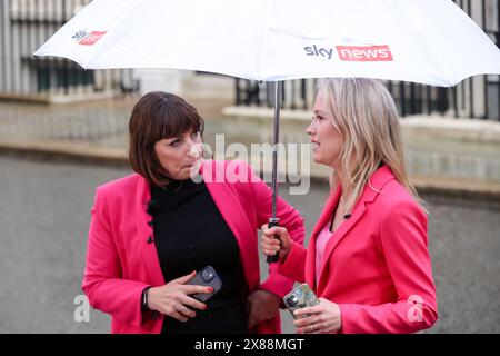 Londres, Royaume-Uni. 22 mai 2023. Beth Rigby (à gauche), rédactrice politique de Sky News et présentatrice de Sky News de Sophy Ridge (à droite), en direct de Downing Street, dans le centre de Londres, avant l'annonce par le premier ministre Rishi Sunak d'une élection générale le 4 juillet 2024. (Crédit image : © Steve Taylor/SOPA images via ZUMA Press Wire) USAGE ÉDITORIAL SEULEMENT! Non destiné à UN USAGE commercial ! Banque D'Images