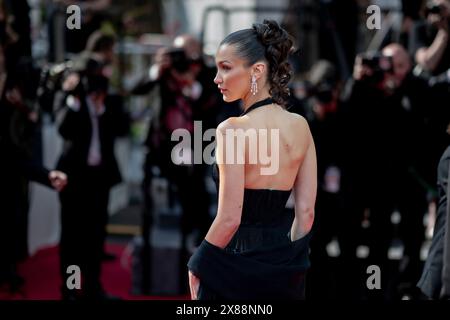 Cannes, France. 23 mai 2024. Bella Hadid assiste au tapis rouge de L’amour Ouf (Beating Hearts) au 77e Festival de Cannes au Palais des Festivals le 23 mai 2024 à Cannes, France Banque D'Images