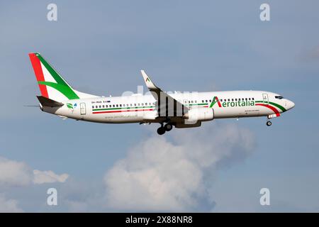 Rome, Italie. 26 avril 2024. Un Aeroitalia Boeing 737-800 atterrissant à l'aéroport de Rome Fiumicino. Aeroitalia a été lancé en 2022 par Gaetano Intrieri. Ils desservent diverses destinations entre l'Italie et l'Europe avec une flotte de Boeing 737 basée à Rome, Ancône, Bergame et Comiso (crédit image : © Fabrizio Gandolfo/SOPA images via ZUMA Press Wire) USAGE ÉDITORIAL EXCLUSIF ! Non destiné à UN USAGE commercial ! Banque D'Images