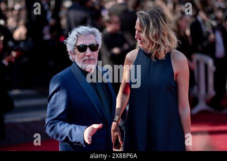 Cannes, France. 23 mai 2024. Alain Chabat et Tiara Comte assistent à la projection de L’amour Ouf (Beating Hearts) tapis rouge au 77e Festival de Cannes au Palais des Festivals le 23 mai 2024 à Cannes, France Banque D'Images