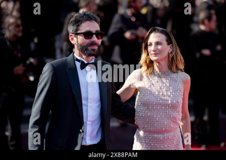 Cannes, France. 23 mai 2024. Benjamin Mahon et Camille Cottin assistent à la projection de tapis rouge de L’amour Ouf (Beating Hearts) au 77e Festival de Cannes au Palais des Festivals le 23 mai 2024 à Cannes, France Banque D'Images