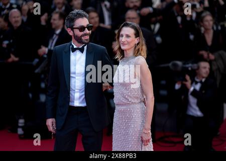 Cannes, France. 23 mai 2024. Benjamin Mahon et Camille Cottin assistent à la projection de tapis rouge de L’amour Ouf (Beating Hearts) au 77e Festival de Cannes au Palais des Festivals le 23 mai 2024 à Cannes, France Banque D'Images