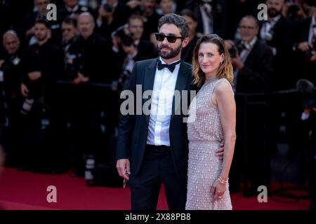 Cannes, France. 23 mai 2024. Benjamin Mahon et Camille Cottin assistent à la projection de tapis rouge de L’amour Ouf (Beating Hearts) au 77e Festival de Cannes au Palais des Festivals le 23 mai 2024 à Cannes, France Banque D'Images