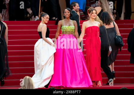 Cannes, France. 23 mai 2024. Aditi Rao Hydari, Aja Naomi King et Katherine Langford assistent à L’amour Ouf (Beating Hearts) qui projette le tapis rouge au 77e Festival de Cannes au Palais des Festivals le 23 mai 2024 à Cannes, France Banque D'Images