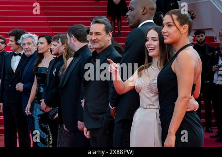 Cannes, France. 23 mai 2024. Vincent Lacoste, Alain Chabat, Élodie Bouchez, Anthony Bajon, Audrey Diwan, Ahmed Hamidi, Karim Laklou, François civil, Gilles Lellouche, Jean-Pascal Zadi, Mallory Wanecque et Adèle Exarchopoulos assistent à L’amour Ouf (Beating Hearts) à la projection tapis rouge du 77e Festival de Cannes au Palais des Festivals le 23 mai 2024 à Cannes, France Banque D'Images