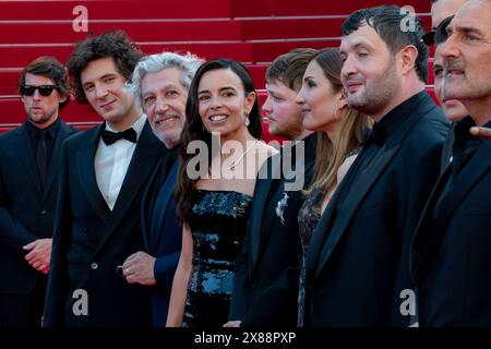 Cannes, France. 23 mai 2024. Vincent Lacoste, Alain Chabat, Élodie Bouchez, Anthony Bajon, Audrey Diwan, Ahmed Hamidi, Karim Laklou assiste au tapis rouge de L’amour Ouf (Beating Hearts) au 77e Festival de Cannes au Palais des Festivals le 23 mai 2024 à Cannes Banque D'Images