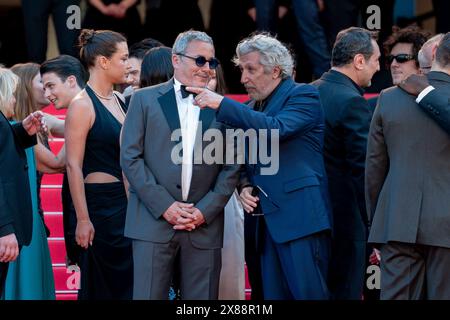 Cannes, France. 23 mai 2024. Alain Chabat et Ahmed Hamidi assistent à L’amour Ouf (Beating Hearts) à la projection tapis rouge du 77e Festival de Cannes au Palais des Festivals le 23 mai 2024 à Cannes Banque D'Images