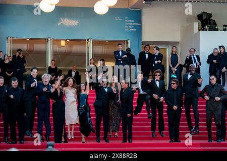 Cannes, France. 23 mai 2024. François civil, Alain Chabat, Adèle Exarchopoulos, Mallory Wanecque, Élodie Bouchez, Alain Attal, Audrey Diwan, Gilles Lellouche, Malik Frikah, Vincent Lacoste, Jean-Pascal Zadi et Raphaël Quenard assistent à L’amour Ouf (Beating Hearts) à la projection tapis rouge du 77e Festival de Cannes au Palais des Festivals le 23 mai 2024 à Cannes Banque D'Images