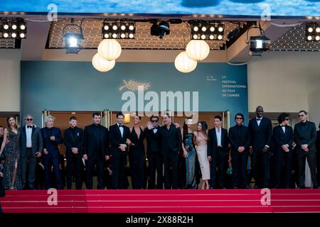 Cannes, France. 23 mai 2024. Audrey Diwan, Ahmed Hamidi, Alain Chabat, Anthony Bajon, Karim Laklou, François civil, Adèle Exarchopoulos, Alain Attal, Gilles Lellouche, Élodie Bouchez, Mallory Wanecque, Malik Frikah, le producteur Hugo Selignac, Jean-Pascal Zadi, Vincent Lacoste et Raphaël Quenard assistent à la projection de L’amour Ouf (Beating Hearts) tapis rouge au 77e Festival de Cannes au Palais des Festivals le 23 mai 2024 à Cannes Banque D'Images