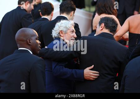 23 mai 2024, Cannes, Côte d'azur, France : ALAIN CHABAT marche sur le tapis rouge avant la première projection de 'Beating Hearts' au 77e Festival annuel de Cannes au Palais des Festivals de Cannes, France (crédit image : © Mickael Chavet/ZUMA Press Wire) USAGE ÉDITORIAL SEULEMENT! Non destiné à UN USAGE commercial ! Banque D'Images