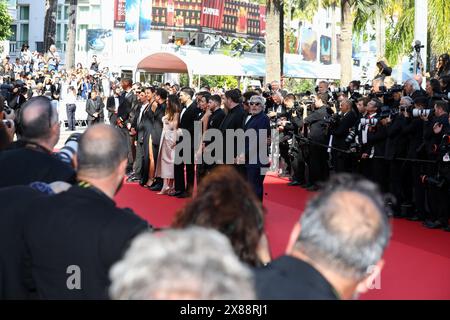 23 mai 2024, Cannes, Côte D'azur, France : FranÃ§ois civil, Alain Chabat, AdÃ¨le Exarchopoulos, Mallory Wanecque, Ã^lodie Bouchez, Alain Attal, Audrey Diwan, Gilles Lellouche, Malik Frikah, Vincent Lacoste, Jean-Pascal Zadi, RaphaÃ«l Quenard pose sur le tapis rouge avant la première projection de 'Beating Hearts' au 77e Festival annuel de Cannes au Palais des Festivals de Cannes, France (crédit image : © Mickael Chavet/ZUMA Press Wire) USAGE ÉDITORIAL EXCLUSIF ! Non destiné à UN USAGE commercial ! Banque D'Images