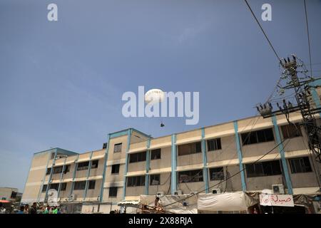 Gaza. 23 mai 2024. De l’aide humanitaire larguée par un avion est vue au-dessus de la ville de Khan Younis, dans le sud de la bande de Gaza, le 23 mai 2024. La majorité de la population de la bande de Gaza souffre d'un manque de nourriture, de médicaments et de besoins humanitaires de base depuis le début de la guerre. Les agences des Nations Unies ont mis en garde contre les conséquences désastreuses dans l'enclave, notamment la famine et la propagation des épidémies et des maladies parmi la population locale. Crédit : Rizek Abdeljawad/Xinhua/Alamy Live News Banque D'Images