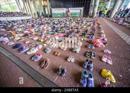 Ministère des affaires étrangères, Rijnstraat 8. La Haye, pays-Bas. Jeudi 23 mai 2024. 15,000 paires de chaussures pour enfants et quelques peluches ont été disposées en rangées ordonnées à l'extérieur du ministère des Affaires étrangères à la Haye. Il a été tour à tour lu les noms et l'âge des enfants tués dans le génocide incessant perpétré par les Israéliens contre des hommes, des femmes et des enfants innocents de Gaza, depuis le 7 octobre 2023. Le bâtiment ministériel a été choisi, car les pays-Bas soutiennent toujours Israël dans sa guerre génocidaire et, ces dernières semaines, ont brutalement attaqué les étudiants qui occupent les compas de l'université Banque D'Images