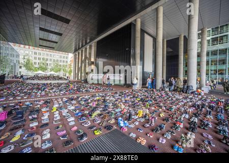 Ministère des affaires étrangères, Rijnstraat 8. La Haye, pays-Bas. Jeudi 23 mai 2024. 15,000 paires de chaussures pour enfants et quelques peluches ont été disposées en rangées ordonnées à l'extérieur du ministère des Affaires étrangères à la Haye. Il a été tour à tour lu les noms et l'âge des enfants tués dans le génocide incessant perpétré par les Israéliens contre des hommes, des femmes et des enfants innocents de Gaza, depuis le 7 octobre 2023. Le bâtiment ministériel a été choisi, car les pays-Bas soutiennent toujours Israël dans sa guerre génocidaire et, ces dernières semaines, ont brutalement attaqué les étudiants qui occupent les compas de l'université Banque D'Images