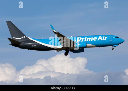 Rome, Italie. 26 avril 2024. Un Boeing 737-800(SF) Amazon Prime Air (ASL Airlines) atterrissant à l'aéroport de Rome Fiumicino. Amazon a 110 avions dans 70 destinations dans le monde entier, il a été lancé en 2016, Amazon a 110 avions dans 70 destinations dans le monde entier, il a été lancé en 2016, (photo par Fabrizio Gandolfo/SOPA images/SIPA USA) crédit : SIPA USA/Alamy Live News Banque D'Images