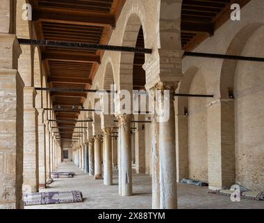 Riwaq avec des arches et des colonnes autour de la cour de la Grande Mosquée de Kairouan Banque D'Images