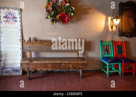 Intérieur du restaurant historique la Posta et salle d'attente Cantina, avec mobilier et décor emblématiques du Nouveau Mexique, la Mesilla, NM, États-Unis Banque D'Images