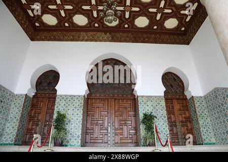 Porte du bâtiment Wilaya sur la corniche algérienne en Afrique du Nord Banque D'Images