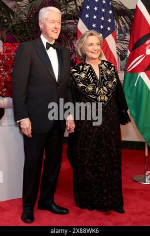 L'ancien président américain Bill Clinton, à gauche, et Hillary Clinton, ancienne secrétaire d'État américaine, arrivent pour assister à un dîner d'État en l'honneur du président kenyan William Ruto, organisé par le président américain Joe Biden et la première dame Jill Biden à la Maison Blanche à Washington, DC le jeudi 23 mai 2024. Un président américain accueille une visite d'État pour un dirigeant africain pour la première fois en 16 ans, alors que la plus grande économie du monde lutte pour renforcer son influence sur un continent forgeant des relations plus étroites au-delà des principaux concurrents de Washington, la Chine et la Russie. Photo de Tierney L. Cross/UPI Banque D'Images