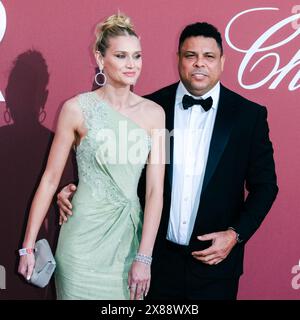 Antibes, France. 23 mai 2024. Celina Locks et Ronaldo Luís Nazário de Lima posent sur le tapis rouge lors de la 30ème édition de l’amfAR Gala Cannes lors du 77ème Festival de Cannes. Photo de Julie Edwards./Alamy Live News Banque D'Images
