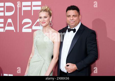 Celina Locks et Ronaldo Luís Nazario de Lima assistent au gala amfAR Cannes 2024 lors de la 77e édition du Cannes Filmfest à l'Hôtel du Cap-Eden-Roc au Cap d'Antibes, France, le 23 mai 2024. Banque D'Images
