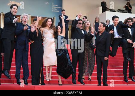 Cannes, France. 23 mai 2024. François civil (gauche-droite), Alain Chabat, Adèle Exarchopoulos, Mallory Wanecque, Élodie Bouchez, Alain Attal, Audrey Diwan, Gilles Lellouche, Malik Frikah et Vincent Lacoste assistent à la projection du film « L'amour ouf » au 77e Festival de Cannes au Palais des Festivals. Crédit : Stefanie Rex/dpa/Alamy Live News Banque D'Images