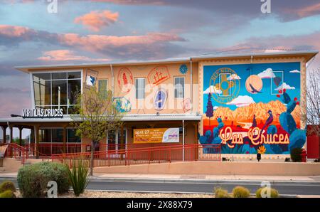 Une murale colorée accueille les visiteurs au centre d'information touristique Visit Las Cruces sur main Street dans le centre-ville de Las Cruces, NM, États-Unis Banque D'Images