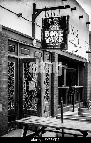 Entrée à un favori local, la Boneyard Cantina, par Icebox Brewing, avec sièges de patio NM, spécialisée dans la bière artisanale dans le centre-ville, Las Cruces, NM Banque D'Images