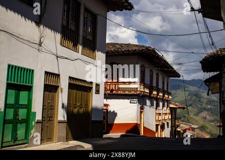 Belles rues du centre-ville historique de la ville historique de Salamina située dans le département de Caldas en Colombie. Banque D'Images